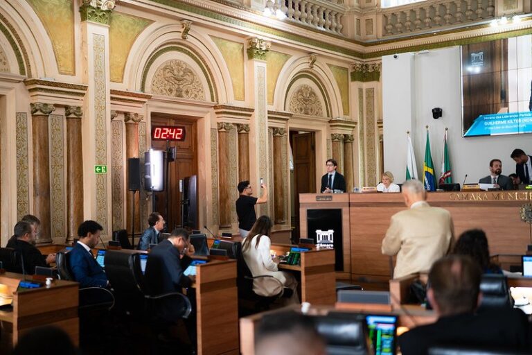 Vereadores de Curitiba debatem propostas de Lula e Flávio Bolsonaro para Presidência