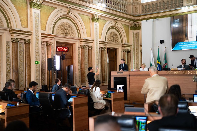 Vereadores de Curitiba debatem propostas de Lula e Flávio Bolsonaro para Presidência