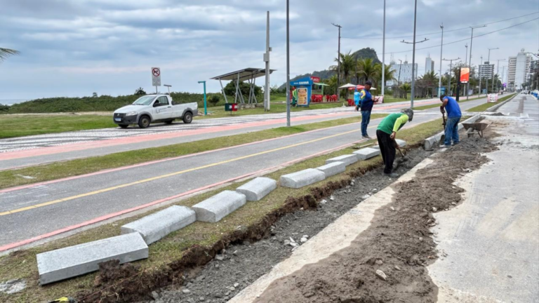 Orla de Matinhos recebe meios-fios altos para proteger calçadão de veículos