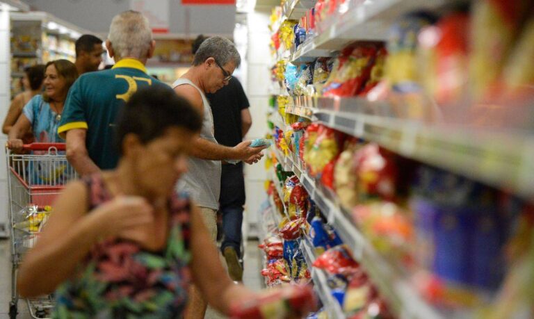 Supermercado é a despesa que mais compromete orçamento dos brasileiros