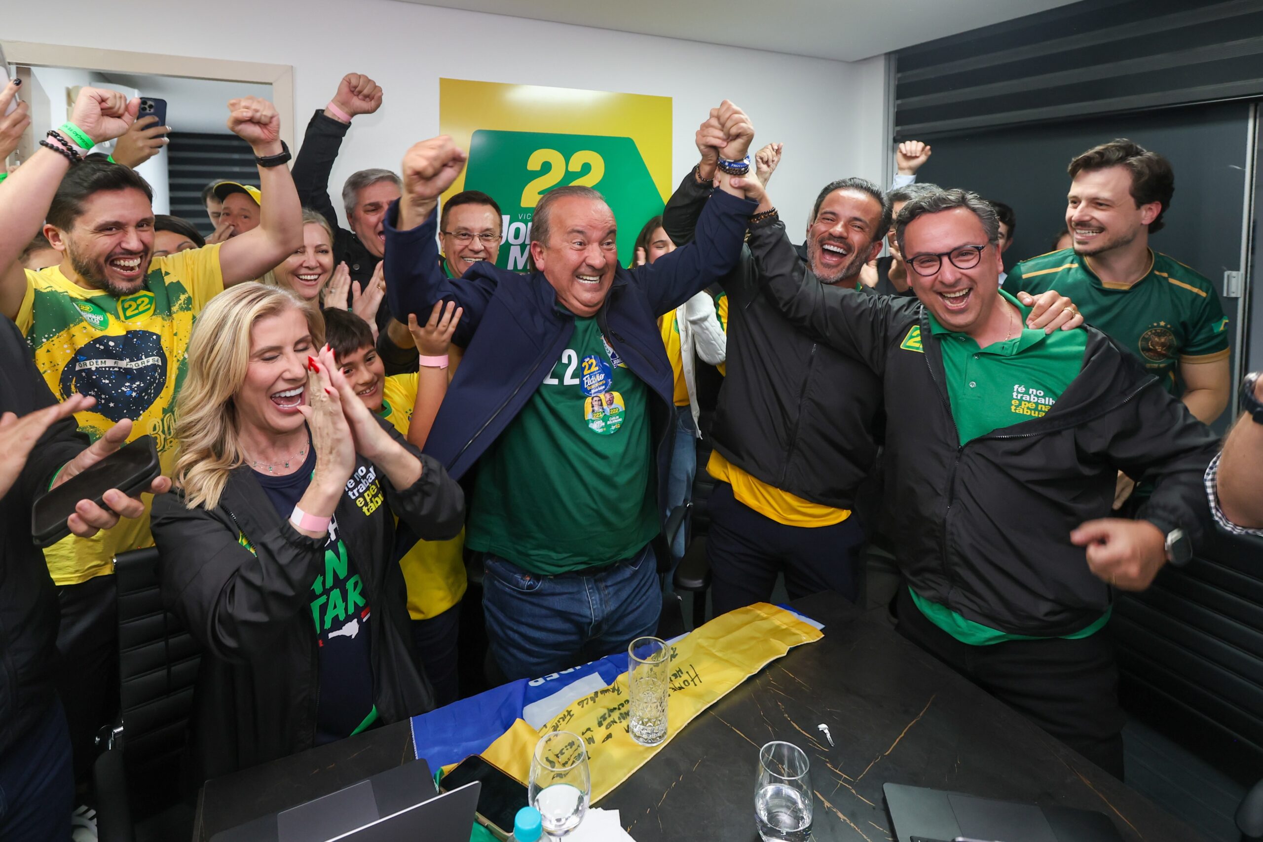 Jorginho Mello vence reeleição em Santa Catarina com maior vantagem no primeiro turno