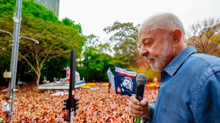 Lula critica avanço da direita no RS durante ato em Porto Alegre