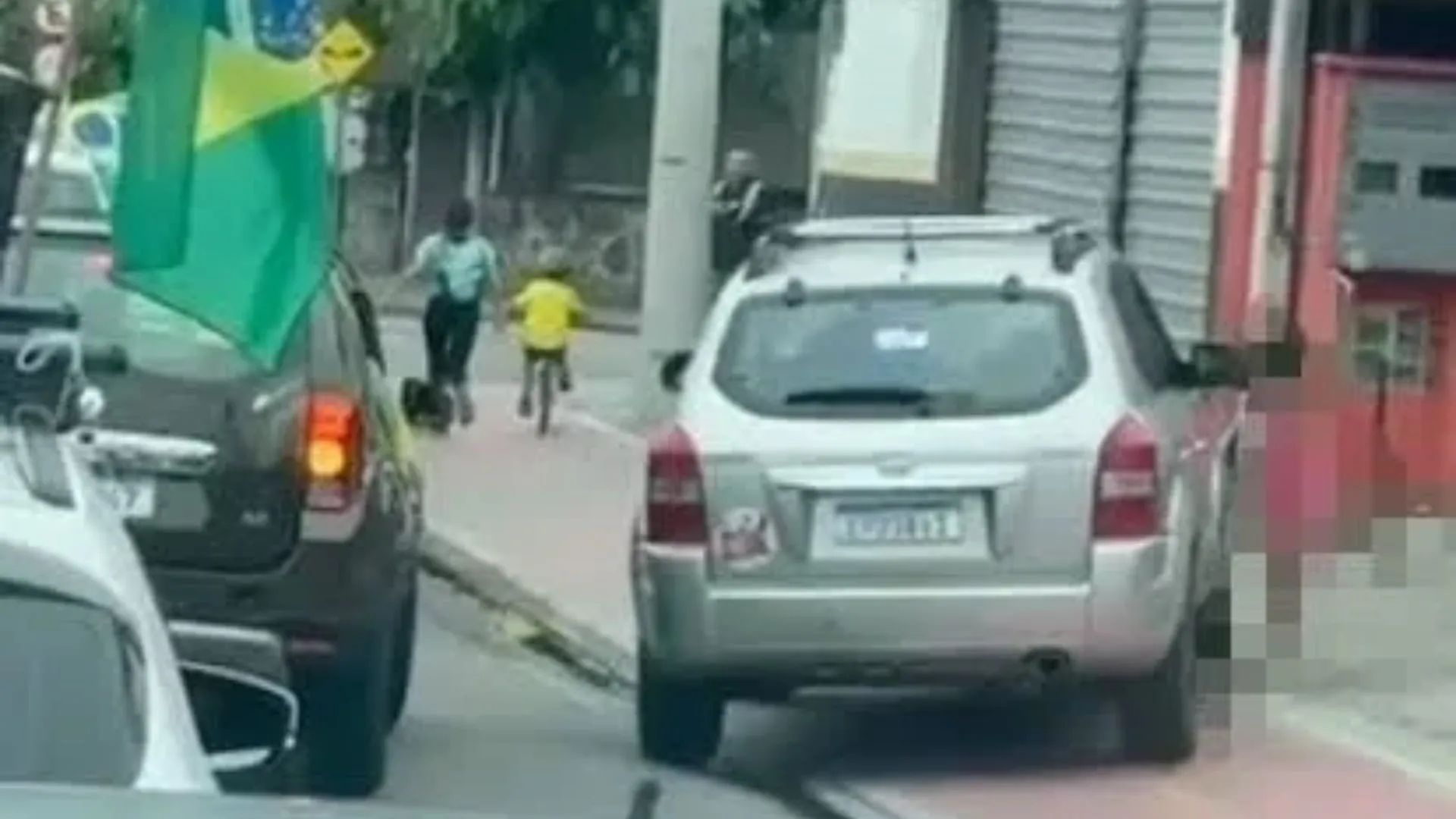 Motorista com adesivo de Lula atropela crianças em ato pró-Flávio Bolsonaro