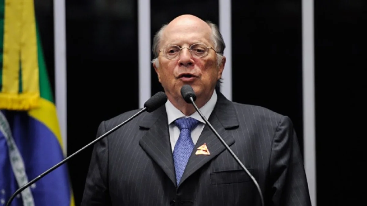 Autor do impeachment de Dilma alerta para risco à democracia em voto em Flávio Bolsonaro