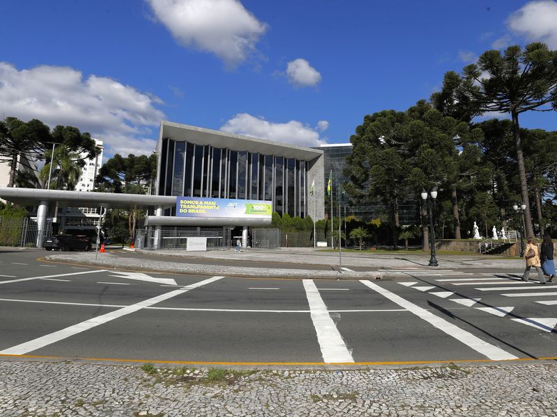 Assembleia do Paraná analisa incentivo à amamentação e atualização de taxas cartorárias