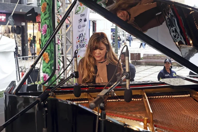 Festival da Primavera em Curitiba traz piano aberto na Rua XV para músicos amadores