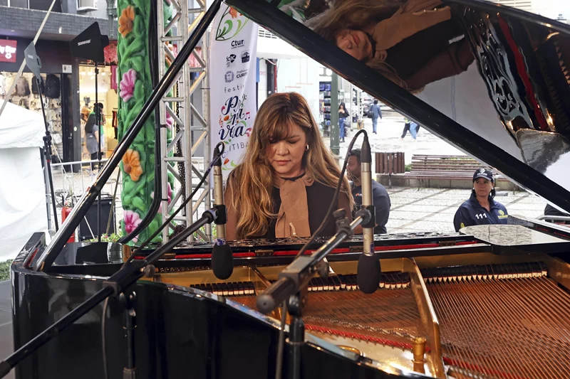 Festival da Primavera em Curitiba traz piano aberto na Rua XV para músicos amadores