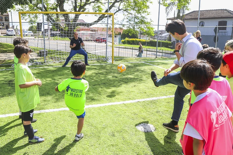 Praça Semen Uniga em Curitiba recebe quadra sintética e área de lazer reformada