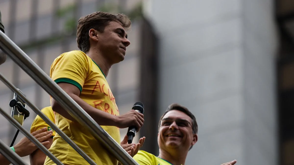Flávio Bolsonaro encerra debate com oração e compromissos políticos