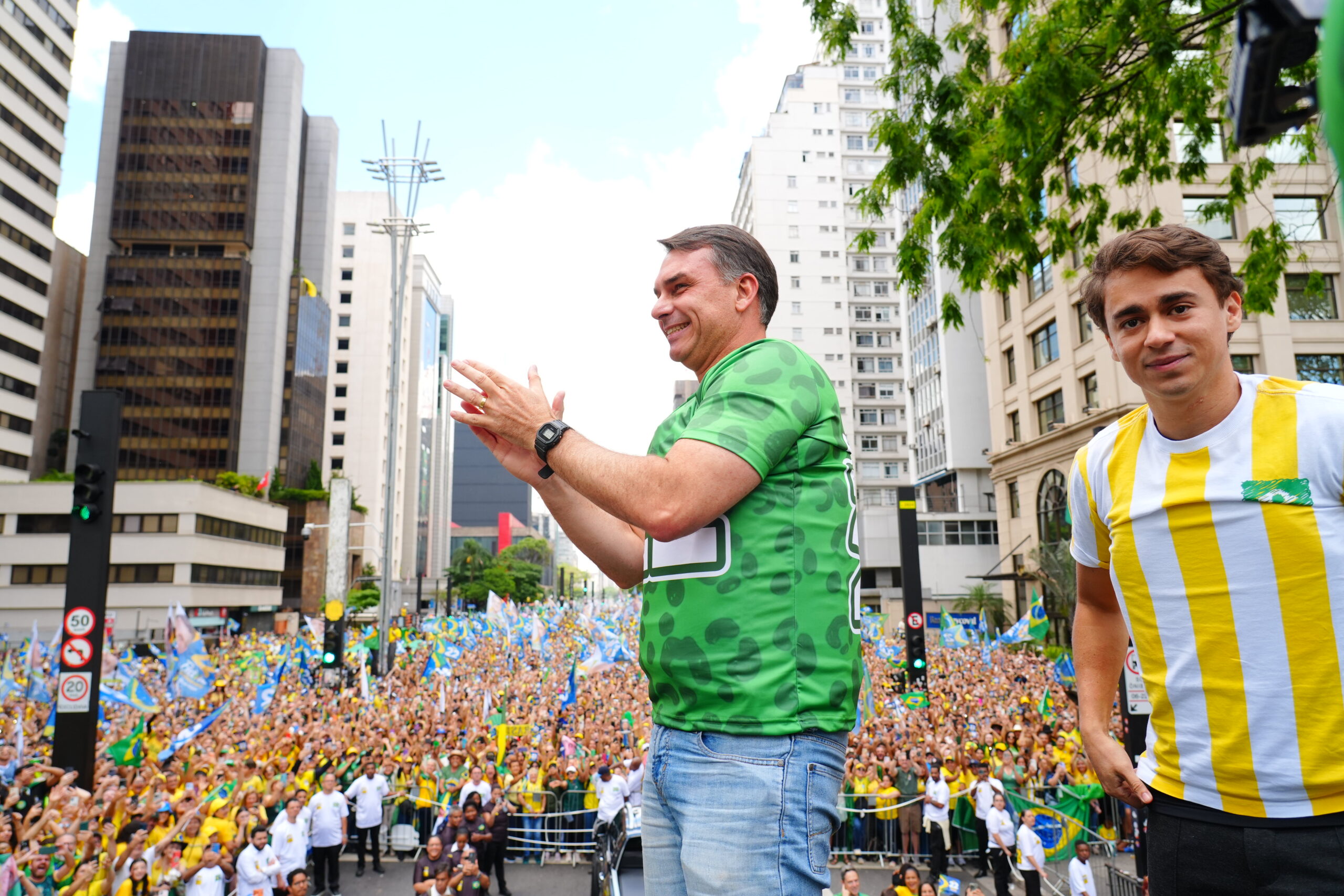 Parlamentares do PT e PSOL intensificam pedidos judiciais contra Flávio Bolsonaro e aliados