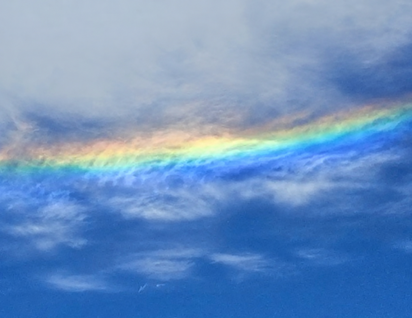Nuvem iridescente colore o céu de Curitiba e é explicada pelo Simepar