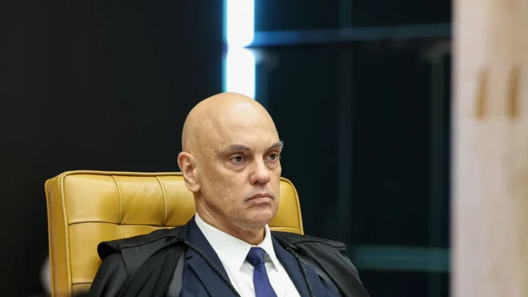 Moraes multa advogado em R$ 5 mil por uso de prompt de IA em petição do 8/1