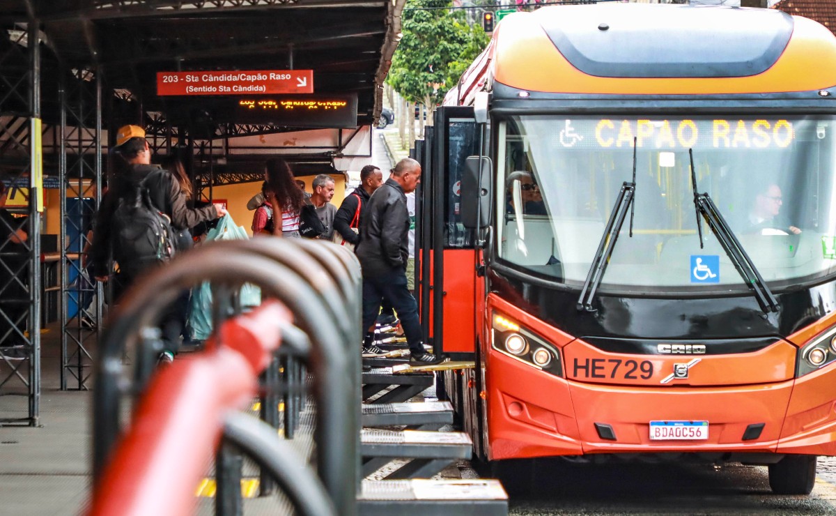 Curitiba oferece ônibus gratuitos neste domingo de eleições
