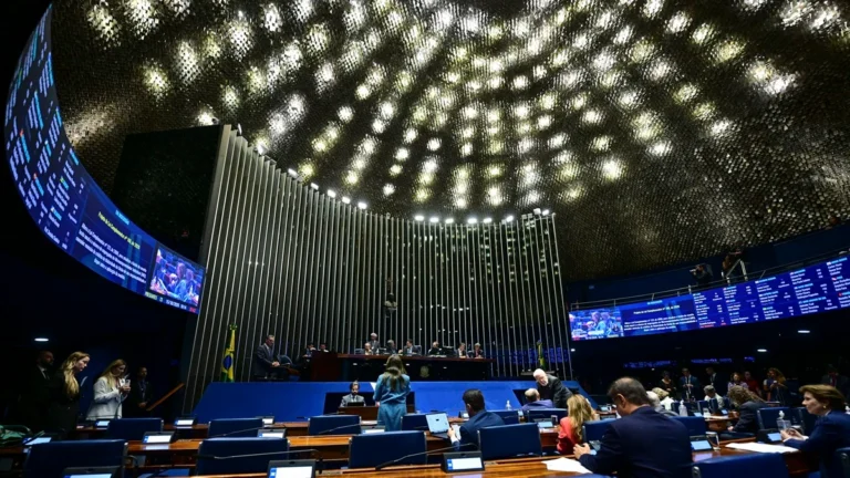 Senado aprova 'OAB da Medicina' com provas durante graduação