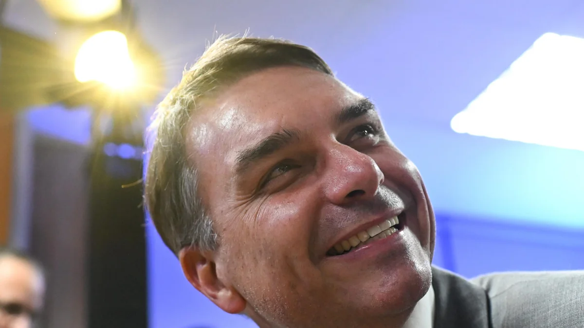 Flávio Bolsonaro reúne artistas sertanejos em live na véspera da eleição